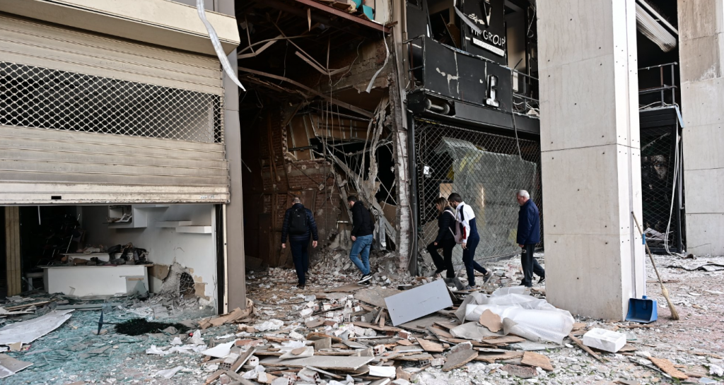 Πειραιάς: Βομβαρδισμένο τοπίο μετά την έκρηξη βόμβας – Ποιος ήταν ο πιθανός στόχος