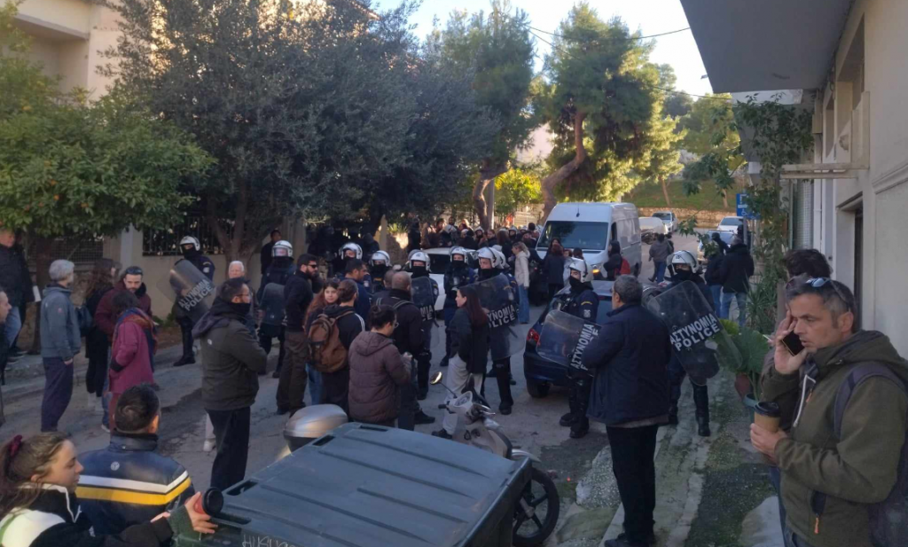 Πετράλωνα: Με ΜΑΤ η έξωση ηλικιωμένης ΑμΕΑ & του γιου της