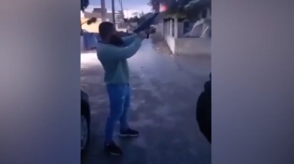 Μέγαρα: Ρομά σε καταυλισμό πυροβολεί κατά ριπάς με υποπολυβόλο