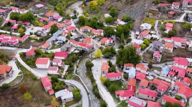 Δότσικο Γρεβενών: Μία νεαρή κοπέλα ζει μόνιμα σε ένα χωριό με 5 κατοίκους και μοιράζεται την εμπειρία της