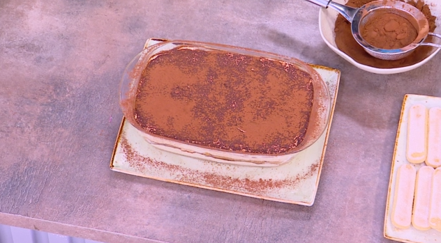 Ο Γιώργος Παπακώστας φτιάχνει αυθεντικό τιραμισού