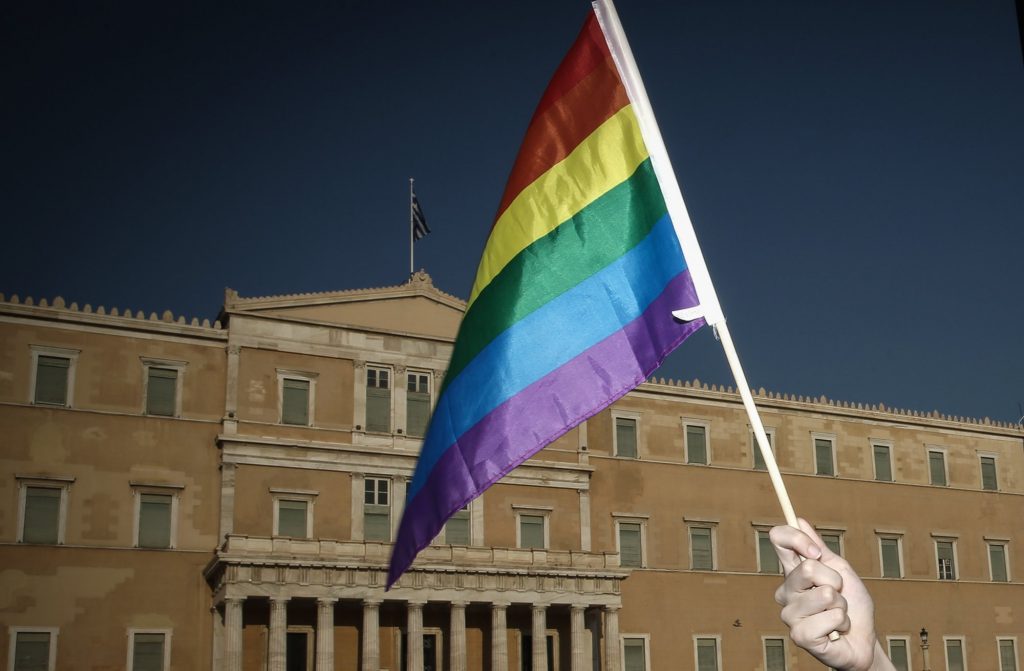 Ομόφυλα ζευγάρια: Η κομματική πειθαρχία, οι επιφυλάξεις της ΝΔ και ένα «ατελές νομοσχέδιο»