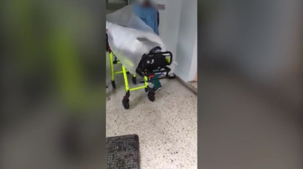 Νοσοκομείο «Σωτηρία»: Τριτοκοσμικές εικόνες με ασθενή σκεπασμένο με μουσαμά για να μην… βρέχεται