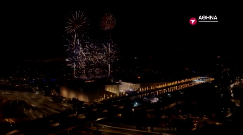 Με ένα φαντασμαγορικό θέαμα πυροτεχνημάτων υποδέχτηκε η Ελλάδα το 2024