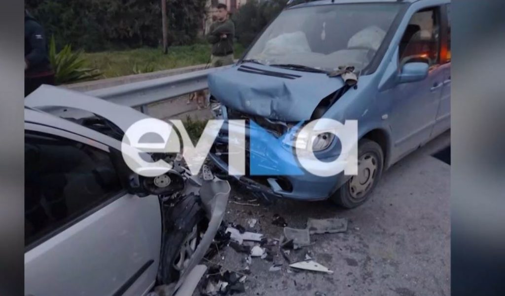 Εύβοια: Σφοδρό τροχαίο ατύχημα με 2 νεαρούς τραυματίες – Διαλύθηκαν τα αυτοκίνητα