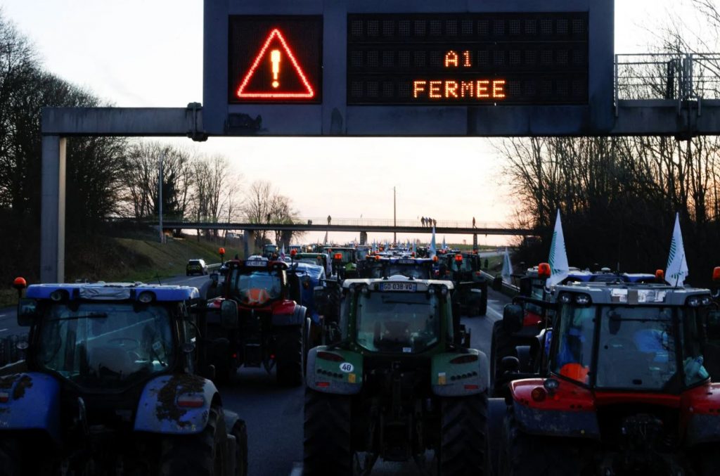 Γαλλία: Προχωρούν στην «πολιορκία του Παρισιού» οι αγρότες – Απέκλεισαν κεντρικές οδικές αρτηρίες