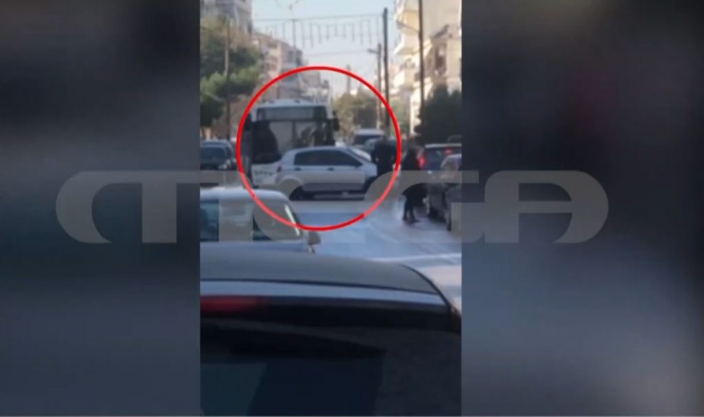 Θεσσαλονίκη: Πιάστηκαν στα χέρια στη μέση του δρόμου για ένα τρακάρισμα – Βίντεο ντοκουμέντο