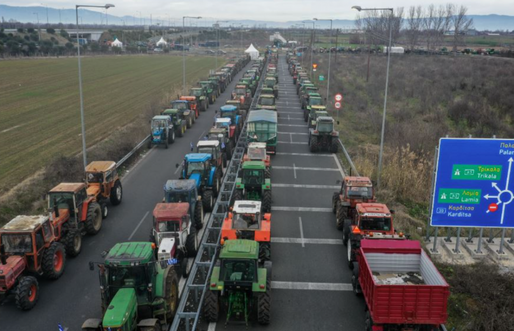 Αγρότες: «Ζεσταίνουν» τα τρακτέρ τους – Τι ζητούν από την κυβέρνηση