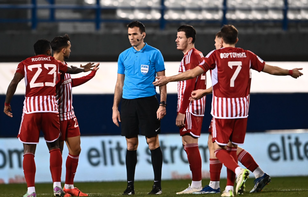 Super League: Ο Ελ Αραμπί απέτρεψε την αλλοίωση – Απίστευτες αποφάσεις από τον Μανούχο