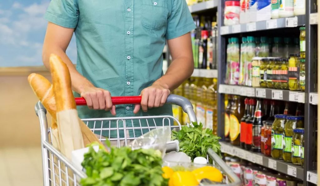 Ακρίβεια: Έως 15% η μείωση των τιμών στα ράφια των σούπερ μάρκετ