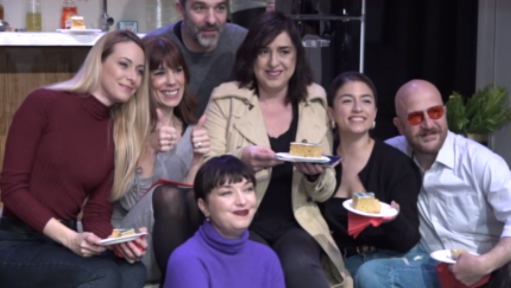 «Τέλειοι Ξένοι»: Οι συντελεστές της παράστασης έκοψαν την πρωτοχρονιάτικη πίτα