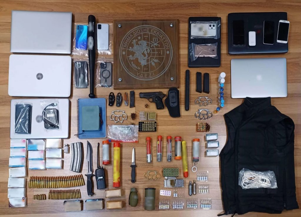 Στα δικαστήρια του Πειραιά μεταφέρονται οι συλληφθέντες – Ανάμεσά τους πρώην ηγετικό στέλεχος των «Πυρήνων της Φωτιάς»