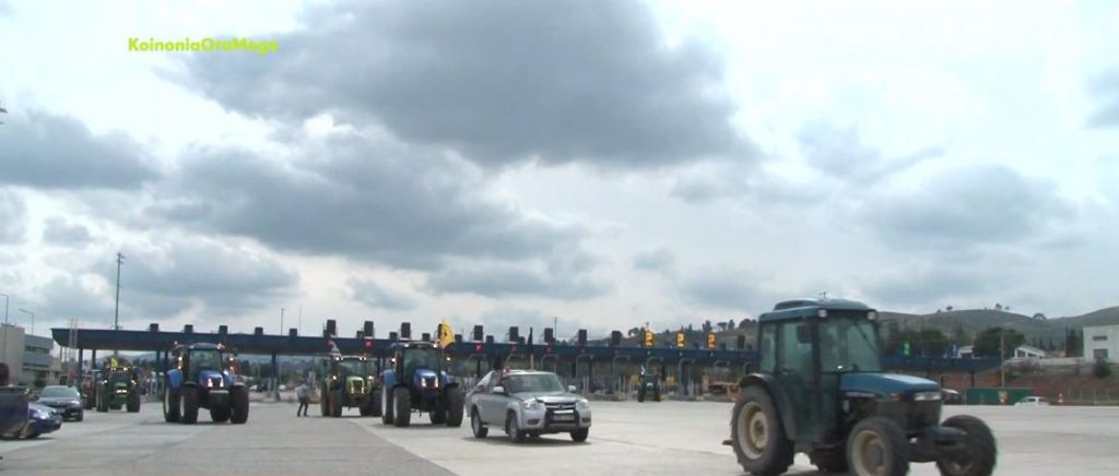 Αγροτικές κινητοποιήσεις: «Όργωσαν» την Αθήνα και αποχώρησαν για τα μπλόκα τους οι αγρότες – Στο κέντρο σήμερα οι μελισσοκόμοι