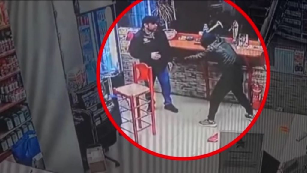 Καματερό: Ληστής απείλησε με σφυρί υπάλληλο βενζινάδικου – Τον κυνήγησε με σκουπόξυλο
