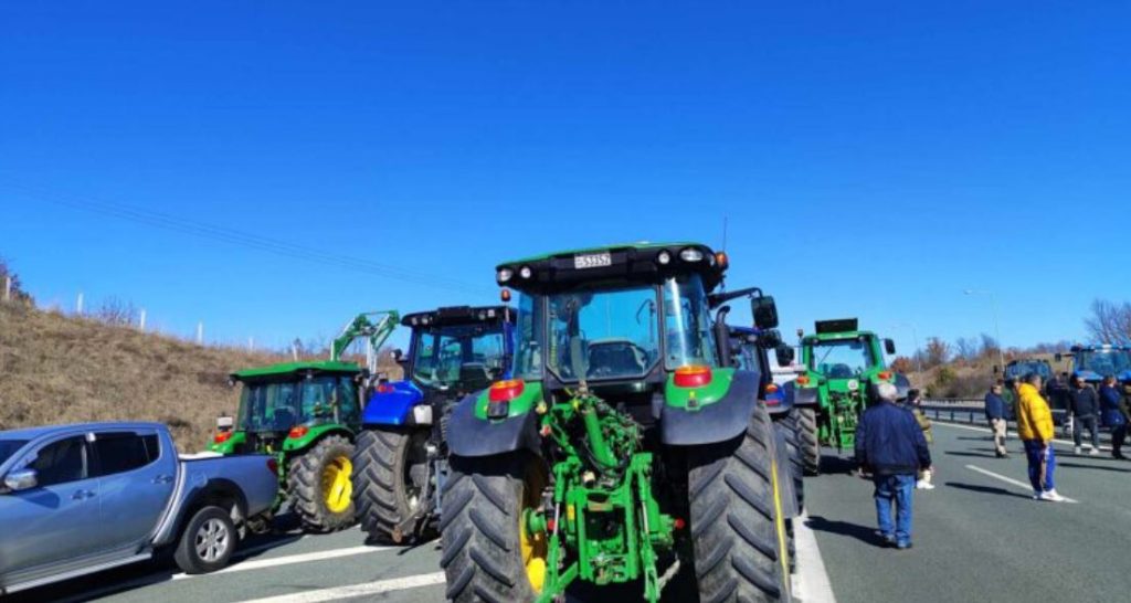 Αγρότες: «Ζεσταίνουν» τα τρακτέρ για την Αθήνα – Χωρίς αποτέλεσμα το ραντεβού στο Μαξίμου