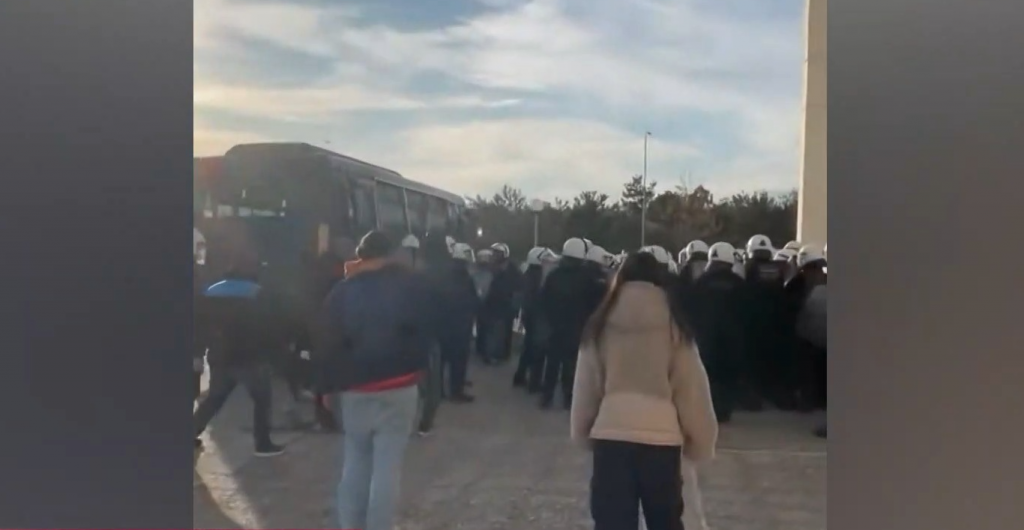 Κομοτηνή: Ξύλο, χημικά και προσαγωγές φοιτητών στην επέμβαση των ΜΑΤ στη Νομική