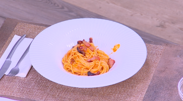 Ο Γιώργος Παπακώστας φτιάχνει κλασική σπαγγέτι αματριτσιάνα