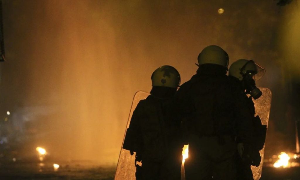 Εξάρχεια: Επίθεση με μολότοφ σε διμοιρία των ΜΑΤ – Επτά προσαγωγές