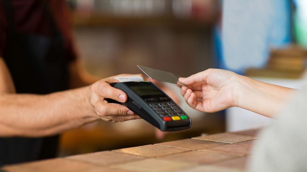 Εφορία: Πλαφόν σε χρεώσεις & προμήθειες στα POS