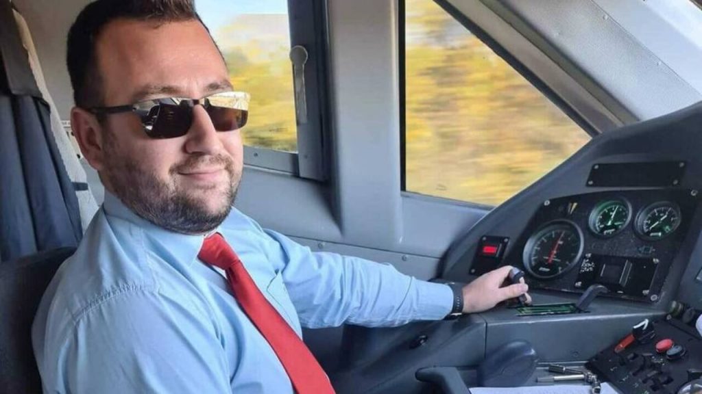 Τέμπη: «Μέχρι τώρα παλεύαμε με τους εφιάλτες μας» – Συγκλονίζει η μητέρα του μηχανοδηγού της εμπορικής αμαξοστοιχίας