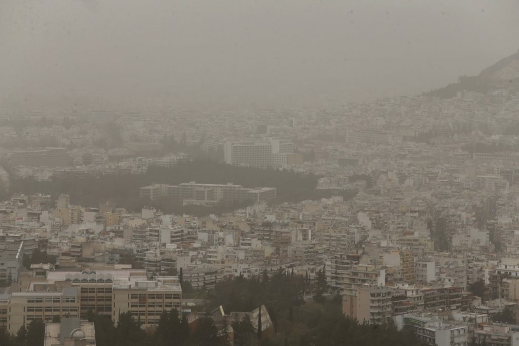 Η αφρικανική σκόνη έχει «πνίξει» την Ελλάδα – Συστάσεις να περιορίσουν τις μετακινήσεις τους οι ευπαθείς ομάδες