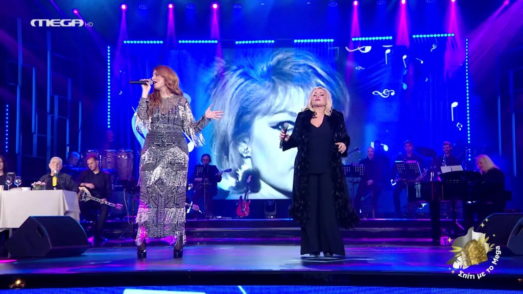 Μητέρα και κόρη μαζί στη σκηνή! Μπέσσυ Αργυράκη και Εβελίνα Νικόλιζα τραγουδούν την «Μπάμπολα»