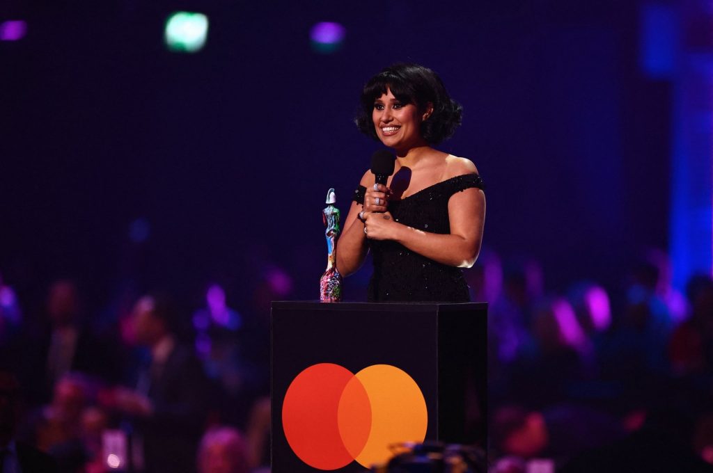 Brit Awards: «Σάρωσε» η Raye με 6 βραβεία – «Μάγεψαν» με την παρουσία τους οι Dua Lipa & Kylie Minogue