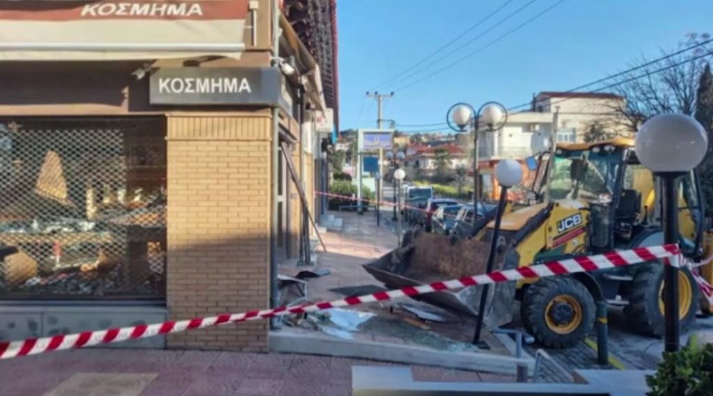 Καπανδρίτι: Γκρέμισαν με μπουλντόζα κοσμηματοπωλείο για να το ληστέψουν