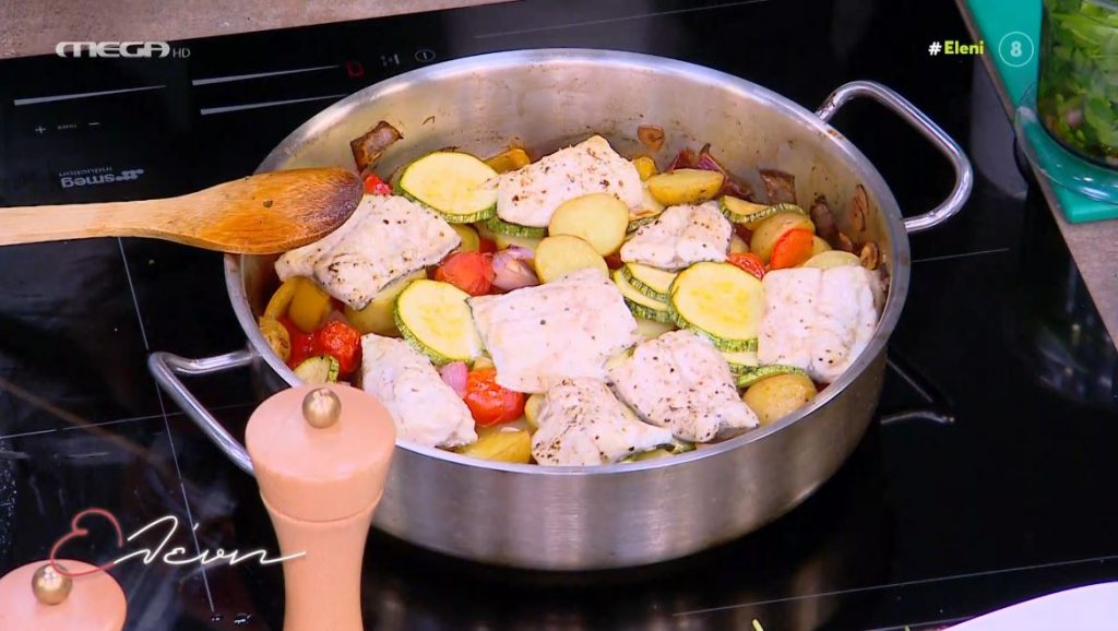 Ο Γιώργος Παπακώστας φτιάχνει λαβράκι στον φούρνο με λαχανικά