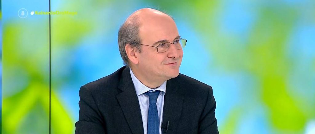 Κωστής Χατζηδάκης: «Πάνω από τα 800 ευρώ ο κατώτατος μισθός» – Τι είπε για golden visa, ακρίβεια και προμήθειες τραπεζών