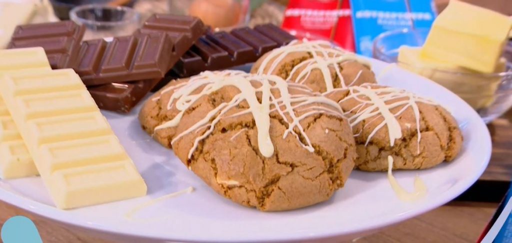 Ο Τίμος Ζαχαράτος μάς ετοιμάζει soft cookies με κουβερτούρα γάλακτος