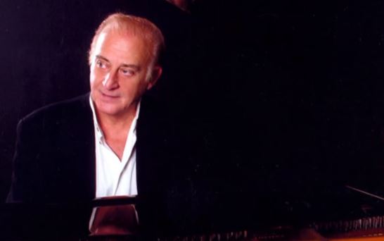 Γιώργος Χατζηνάσιος: «Εάν η Νανά Μούσχουρη έμενε στην Ελλάδα μπορεί να μην είχε εξελιχθεί έτσι»