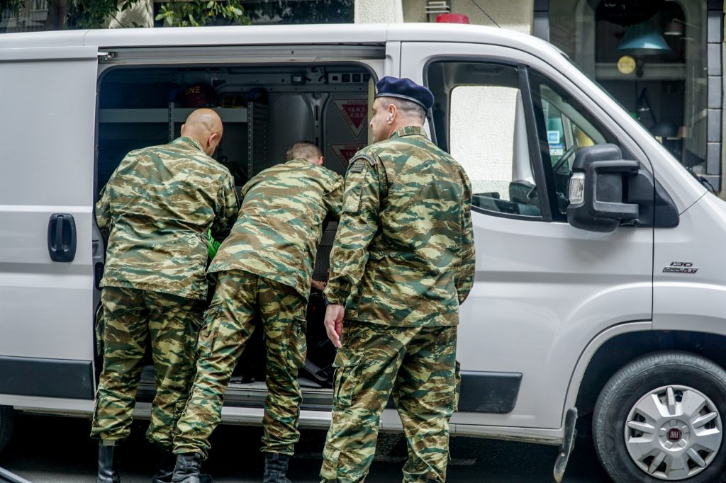 Κολωνάκι: Βρέθηκαν χειροβομβίδες μέσα σε πάτωμα σπιτιού