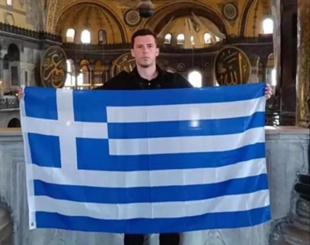 Τουρκία: Αντιδράσεις για τον Έλληνα που άνοιξε την ελληνική σημαία στην Αγιά Σοφιά