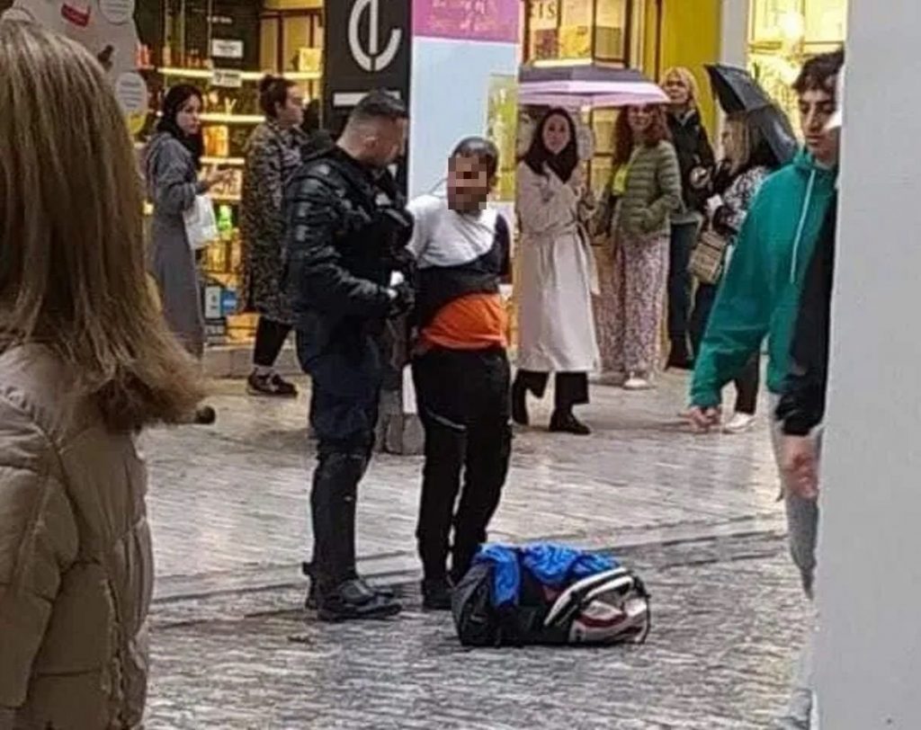 Επίθεση με μαχαίρι στην Ερμού: Το προφίλ του 32χρονου δράστη και οι ισχυρισμοί για το κίνητρο