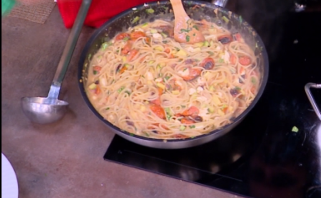 Ο Γιώργος Παπακώστας φτιάχνει μεσογειακή μακαρονάδα