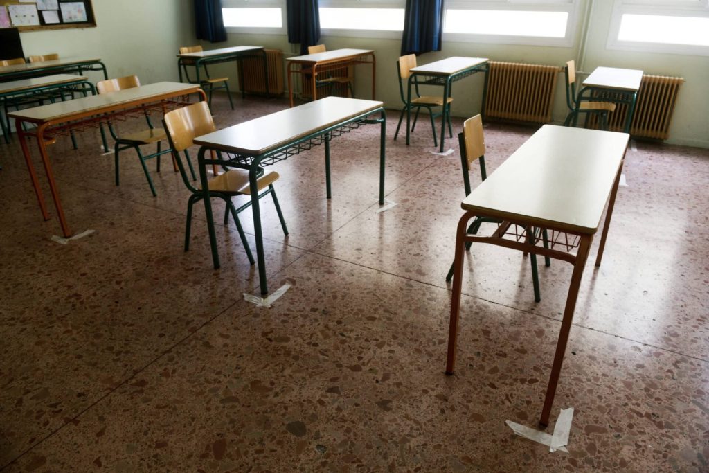 Κλείνουν 1.000 σχολικά τμήματα σε όλη τη χώρα – Οργή γονέων & εκπαιδευτικών για τις συγχωνεύσεις