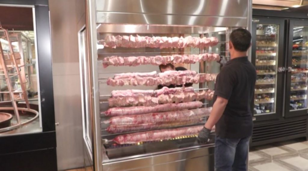 Τσικνοπέμπτη: Πυρετώδεις οι προετοιμασίες για το τσίκνισμα σε ταβέρνες και εστιατόρια