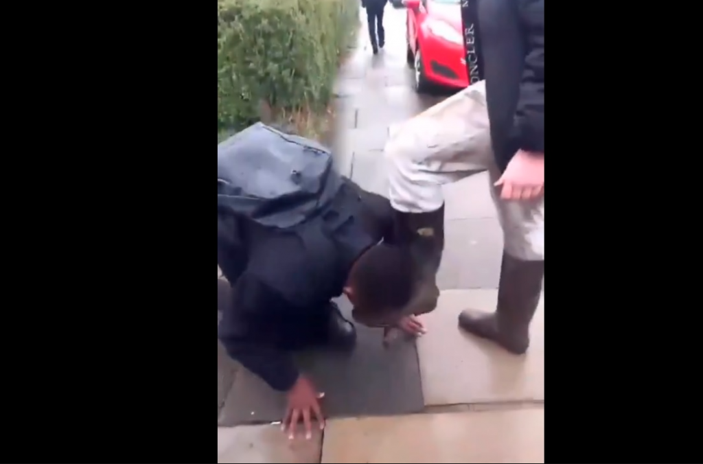 Βρετανία: Απίστευτο περιστατικό bullying σε μαθητή – Τον έβαλε να φιλήσει τις μπότες του