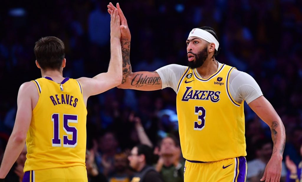 NBA: Πέρασαν οι Λέικερς με κορυφαίο Ντέιβις, παρά το triple-double του Αντετοκούνμπο