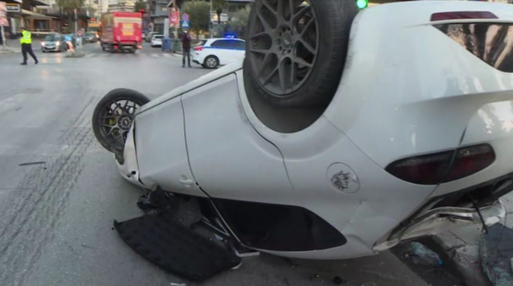 Θεσσαλονίκη: Ανατροπή ΙΧ μετά από σύγκρουση – Ο οδηγός προσπάθησε να αποφύγει φορτηγό που πέρασε με κόκκινο