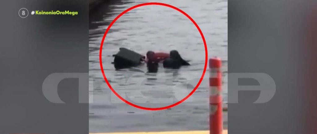 Λιμάνι Πειραιά: Με αυτοθυσία Λιμενικοί έσωσαν ηλικιωμένη που έπεσε στη θάλασσα