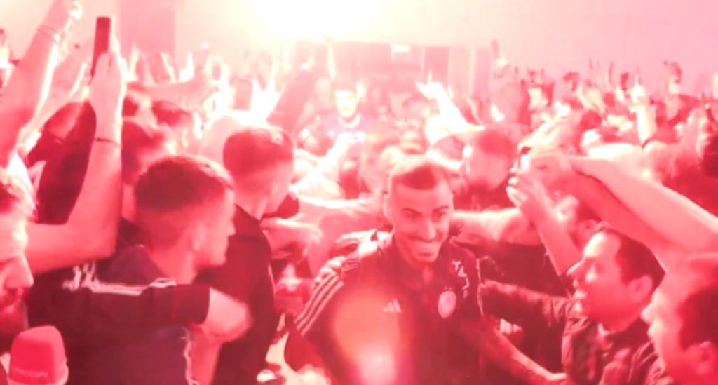 Ολυμπιακός: Μυθική υποδοχή της ομάδας στο αεροδρόμιο