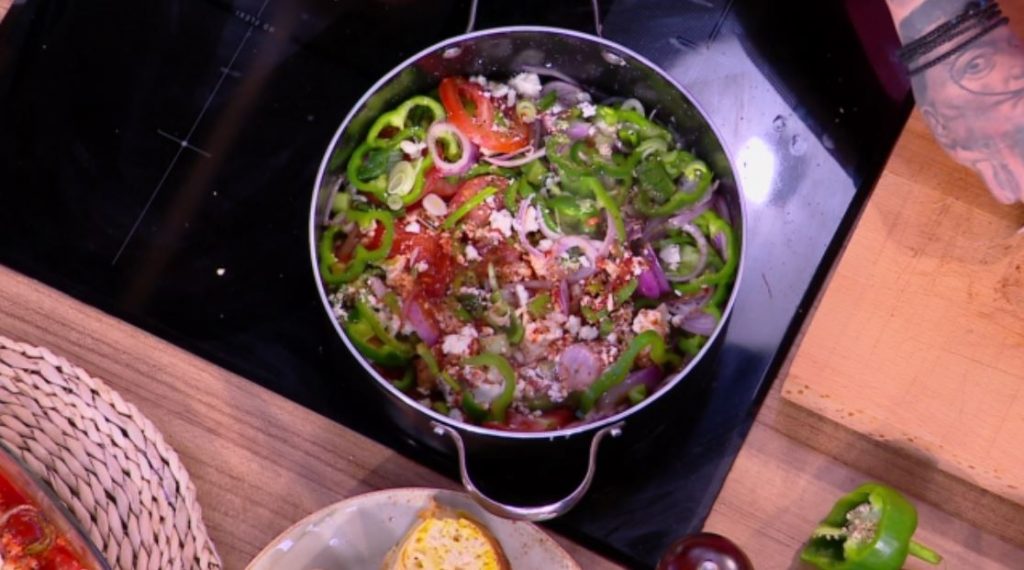 Ο Τίμος Ζαχαράτος μάς ετοιμάζει αυγά φουρνου με σάλτσα ντομάτας