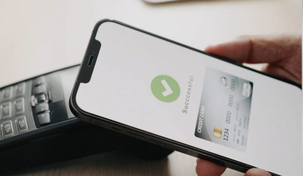 Μειώνονται στο μισό οι προμήθειες για συναλλαγές μέσω POS έως 10 ευρώ