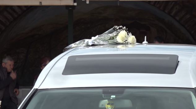 Γυναικοκτονία στους Αγίους Αναργύρους: Σπαραγμός στην κηδεία της 28χρονης Κυριακής