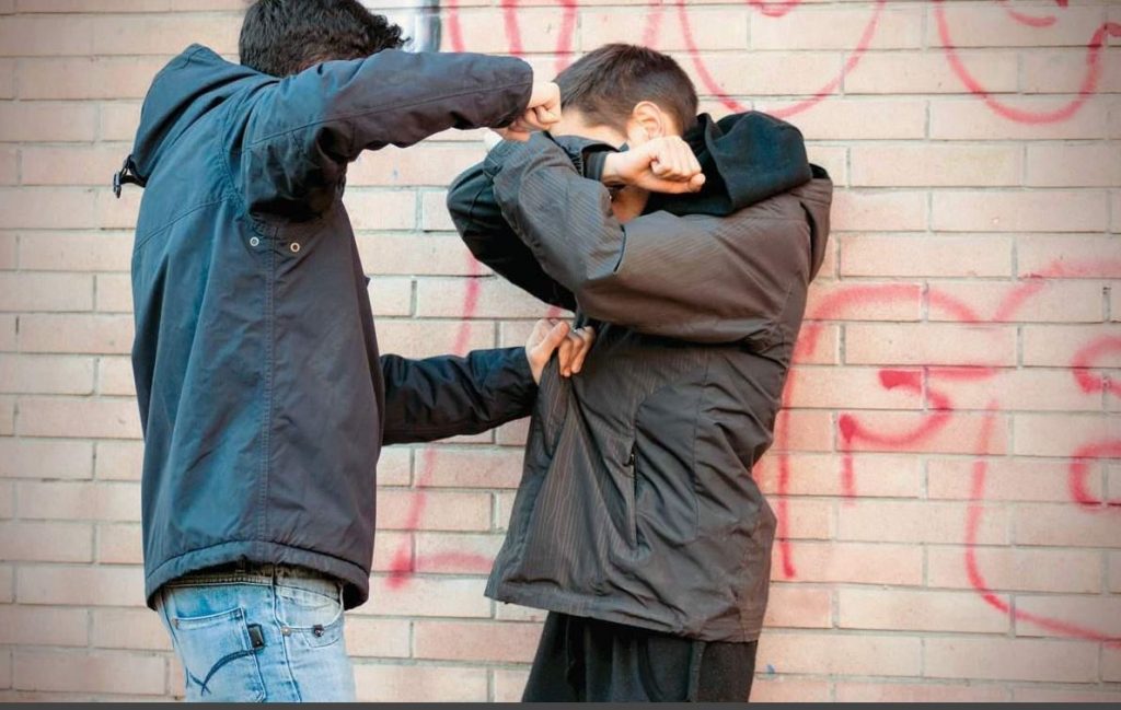 Κρήτη: Κακουργηματική δίωξη για πρώτη φορά σε 16χρονο για τον άγριο ξυλοδαρμό 15χρονου – Του έσπασε δόντι