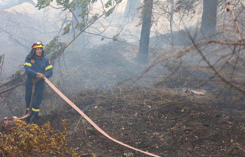 Κρήτη: Φωτιά στον κόμβο κοντά στον Ναύσταθμο της Σούδας – Ενεργοποιήθηκε το 112