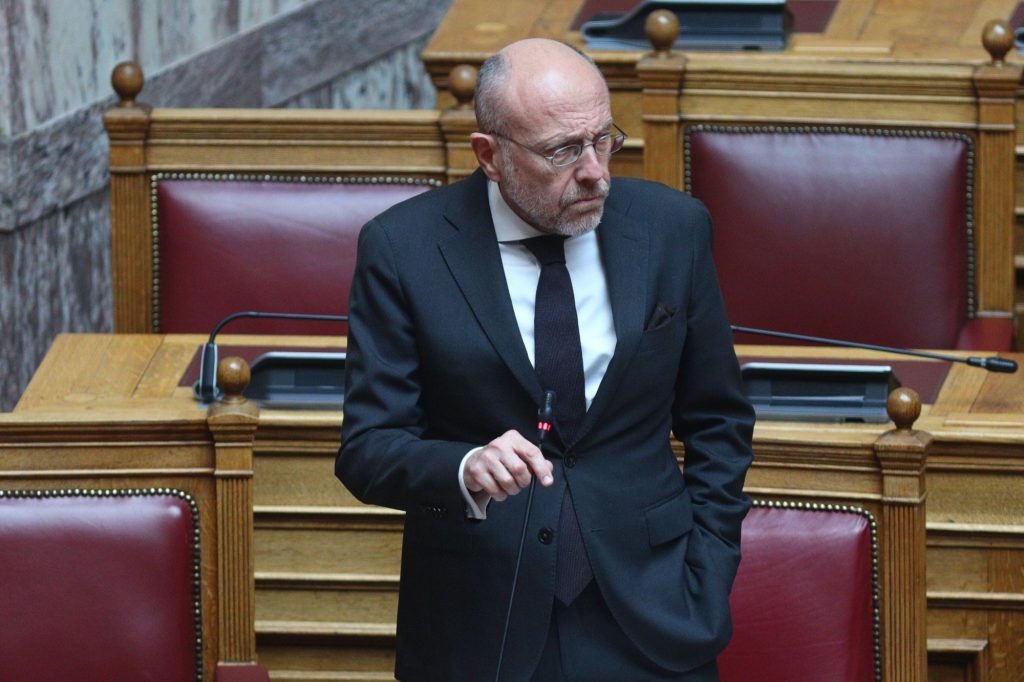 Δημήτρης Βαρτζόπουλος: Μπαράζ αντιδράσεων για τη δήλωση του υφυπουργού – «Η γυναικοκτονία έχει βιολογική βάση»