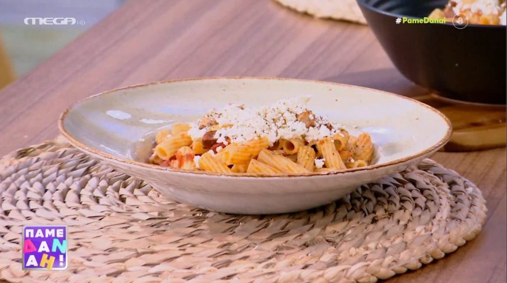 Ο Τίμος Ζαχαράτος μάς ετοιμάζει πουτανέσκα με κοτόπουλο και ριγκατόνι